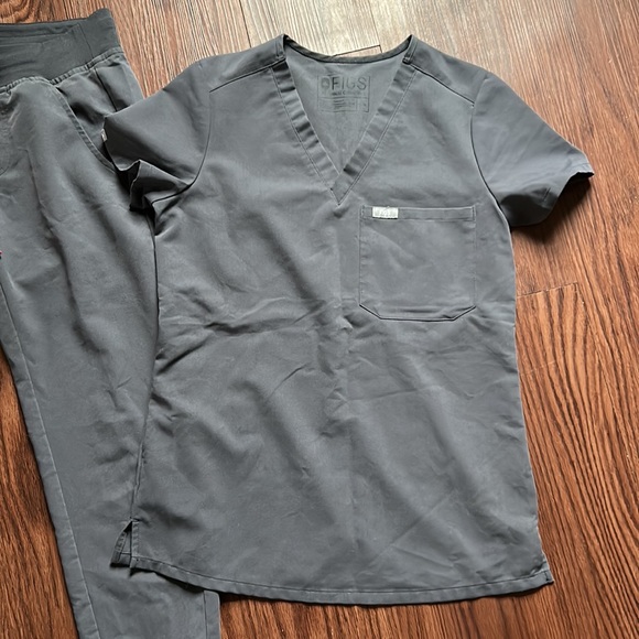Figs Set Zamora Jogger Pants & Catarina Top Scrubs Charcoal Gray Red Size XXS - Picture 7 of 12
